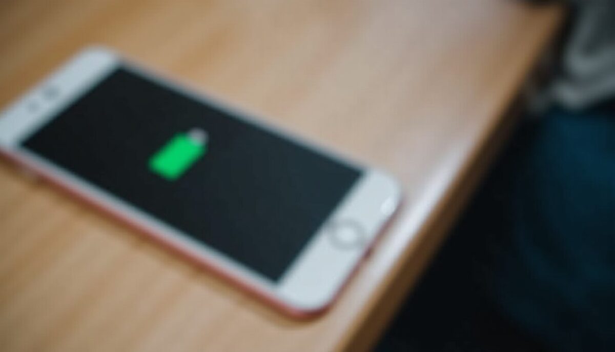Votre téléphone se recharge-t-il sans que la batterie n'augmente ? Découvrez les raisons possibles et comment y remédier.